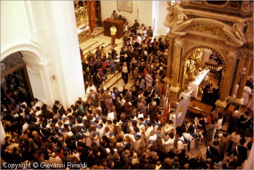 ITALY - NAPOLI - SANT'ANASTASIA 
Pellegrinaggio al Santuario della Madonna dell'Arco (Luned dell'Angelo)
Interno del Santuario, i "fujenti" si accalcano verso l'altare