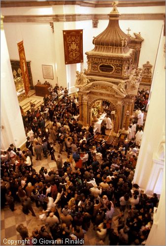 ITALY - NAPOLI - SANT'ANASTASIA 
Pellegrinaggio al Santuario della Madonna dell'Arco (Luned dell'Angelo)
Interno del Santuario, i "fujenti" si accalcano verso l'altare
