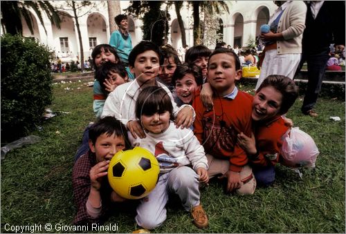 ITALY - NAPOLI - SANT'ANASTASIA 
Pellegrinaggio al Santuario della Madonna dell'Arco (Luned dell'Angelo)
bambini nel cortile del Santuario dopo il pellegrinaggio