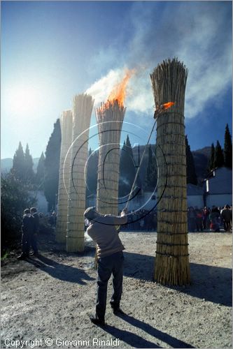 ITALY
PRETORO (CH)
Le Farchie (17 gennaio - Sant'Antonio Abate)
Accensione delle farchie