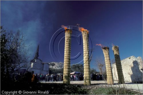 ITALY
PRETORO (CH)
Le Farchie (17 gennaio - Sant'Antonio Abate)
le farchie bruciano lentamente dall'alto verso il basso