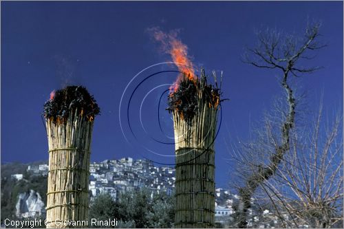 ITALY
PRETORO (CH)
Le Farchie (17 gennaio - Sant'Antonio Abate)
le farchie bruciano lentamente dall'alto verso il basso