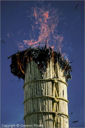 ITALY
PRETORO (CH)
Le Farchie (17 gennaio - Sant'Antonio Abate)
le farchie bruciano lentamente dall'alto verso il basso