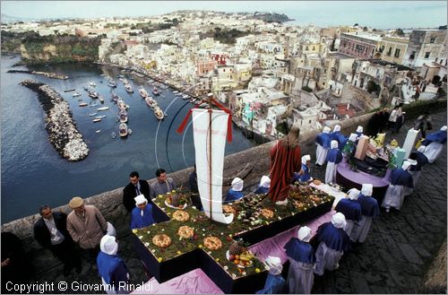 ITALY - ISOLA DI PROCIDA (NA)
Processione dei Misteri del Venerd Santo
un mistero plastico costruito dai giovani scende da Terra Murata, sullo sfondo la Corricella