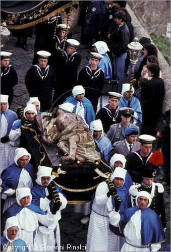 ITALY - ISOLA DI PROCIDA (NA)
Processione dei Misteri del Venerd Santo
il Cristo Morto seguito dal Pallio Funebre scende da Terra Murata