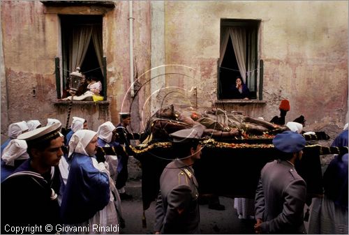 ITALY - ISOLA DI PROCIDA (NA)
Processione dei Misteri del Venerd Santo
passaggio del Cristo Morto in uno stretto vicolo dell'isola