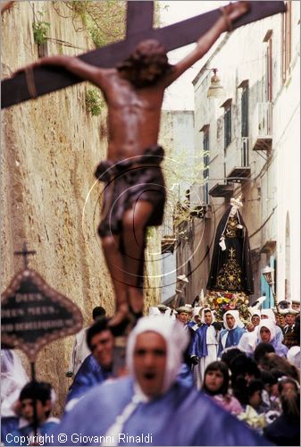 ITALY - ISOLA DI PROCIDA (NA)
Processione dei Misteri del Venerd Santo
passaggio della processione in uno stretto vicolo dell'isola. Davanti alla Madonna Addolorata passano i "Misteri fissi" sculture lignee del '700 portate dalla Confraternita dei Turchini