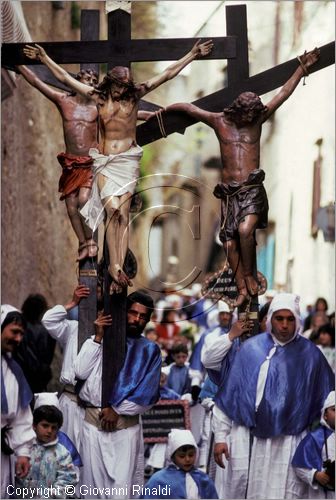 ITALY - ISOLA DI PROCIDA (NA)
Processione dei Misteri del Venerd Santo
passaggio della processione in uno stretto vicolo dell'isola.
I "Misteri fissi" sculture lignee del '700 portate dalla Confraternita dei Turchini