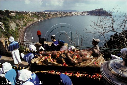 ITALY - ISOLA DI PROCIDA (NA)
Processione dei Misteri del Venerd Santo
il Cristo Morto in processione passa nella strada panoramica Via Pizzaco, sullo sfondo la Corricella e Terra Murata