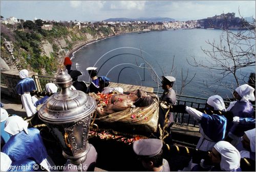 ITALY - ISOLA DI PROCIDA (NA)
Processione dei Misteri del Venerd Santo
il Cristo Morto in processione passa nella strada panoramica Via Pizzaco, sullo sfondo la Corricella e Terra Murata