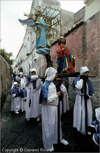 ITALY - ISOLA DI PROCIDA (NA)
Processione dei Misteri del Venerd Santo
passaggio della processione in uno stretto vicolo dell'isola.
I "Misteri fissi" sculture lignee del '700 portate dalla Confraternita dei Turchini