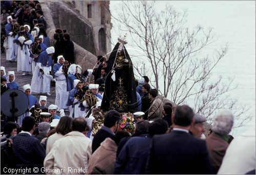 ITALY - ISOLA DI PROCIDA (NA)
Processione dei Misteri del Venerd Santo
La Madonna Addolorata segue il Cristo Morto nella discesa  da Terra Murata