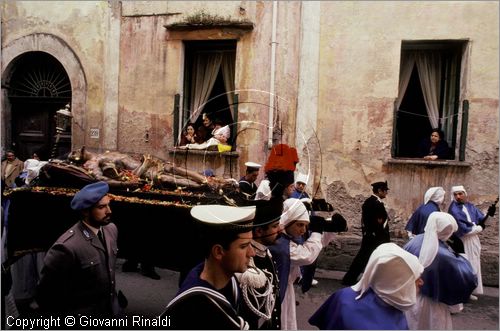 ITALY - ISOLA DI PROCIDA (NA)
Processione dei Misteri del Venerd Santo
passaggio del Cristo Morto in uno stretto vicolo dell'isola