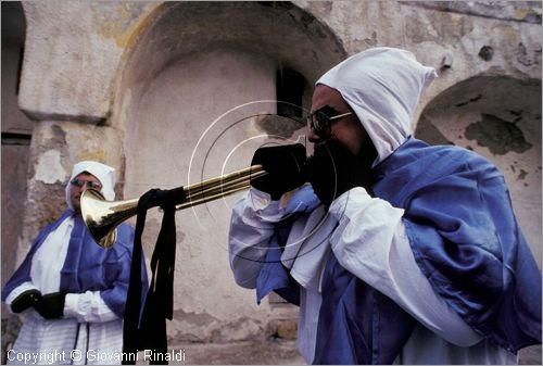 ITALY - ISOLA DI PROCIDA (NA)
Processione dei Misteri del Venerd Santo
il caratteristico richiamo con il suono stridente della "Trombetta"