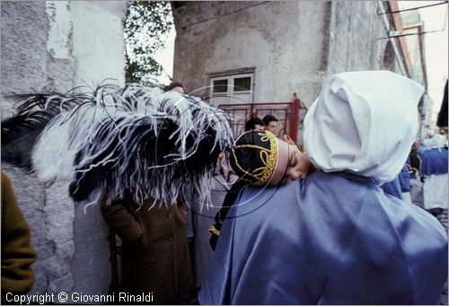 ITALY - ISOLA DI PROCIDA (NA)
Processione dei Misteri del Venerd Santo
Un Angioletto vestito a lutto partecipa alla processione in braccio al padre della Confraternita dei Turchini