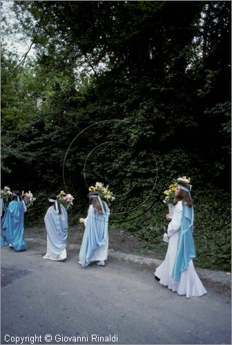 ITALY - RAPINO (CH)
Festa delle Verginelle (prima domenica di maggio)
processione con le Verginelle