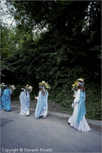 ITALY - RAPINO (CH)
Festa delle Verginelle (prima domenica di maggio)
processione con le Verginelle