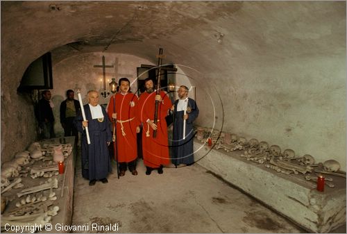 ITALY - ROMA - San Bartolomeo all'Isola Tiberina
Festa dei Morti (2 novembre)