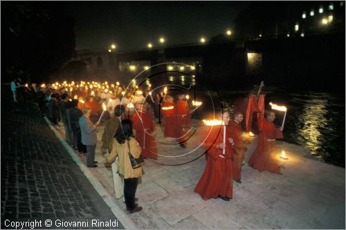ITALY - ROMA - San Bartolomeo all'Isola Tiberina
Festa dei Morti (2 novembre) - processione lungo il Tevere