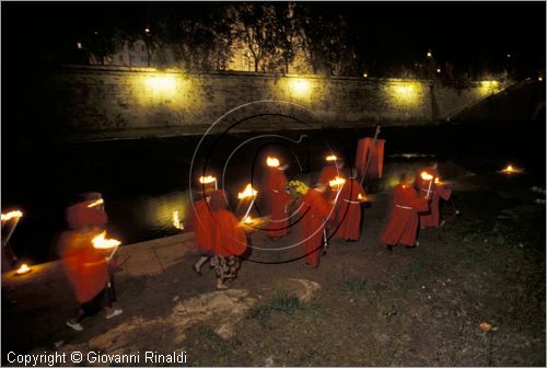 ITALY - ROMA - San Bartolomeo all'Isola Tiberina
Festa dei Morti (2 novembre) - processione lungo il Tevere