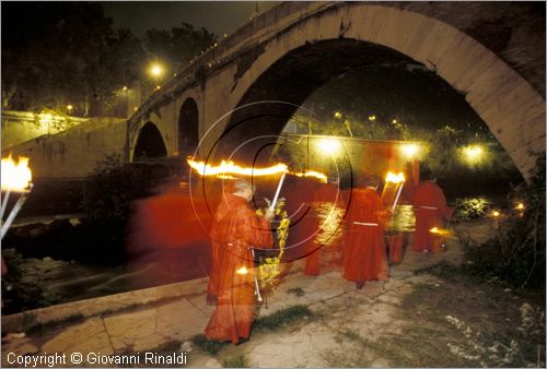 ITALY - ROMA - San Bartolomeo all'Isola Tiberina
Festa dei Morti (2 novembre) - processione lungo il Tevere