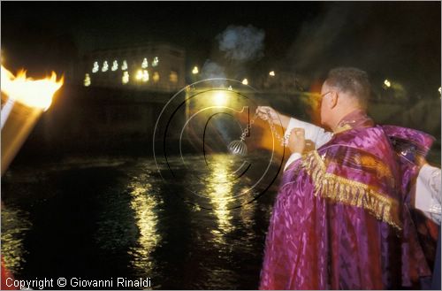 ITALY - ROMA - San Bartolomeo all'Isola Tiberina
Festa dei Morti (2 novembre) - benedizione al Tevere