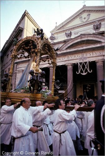 ITALY - ROMA - Trastevere
Festa di Santa Maria del Carmine (luglio)
la processione entra nella chiesa di san Crisogono