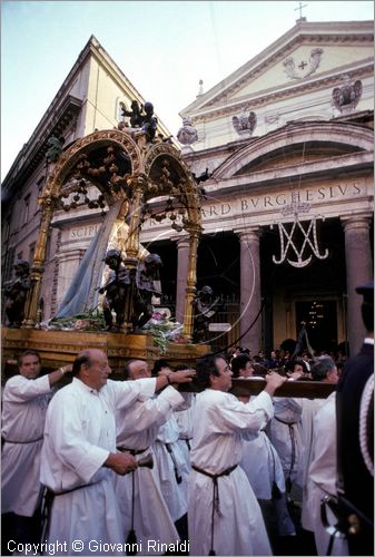 ITALY - ROMA - Trastevere
Festa di Santa Maria del Carmine (luglio)
la processione entra nella chiesa di san Crisogono