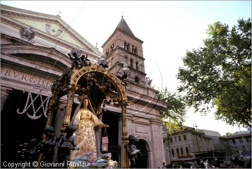 ITALY - ROMA - Trastevere
Festa di Santa Maria del Carmine (luglio)
la processione entra nella chiesa di san Crisogono