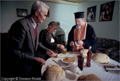 ITALY - SAN DEMETRIO CORONE (CS)
Festa dei Morti (febbraio)
celebrazione della "panegghia" in una casa con olio, aceto e grano bollito