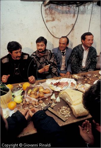 ITALY - SAN DEMETRIO CORONE (CS)
Festa dei Morti (febbraio)
la sera gli uomini consumano una cena lasciando un posto vuoto per il morto