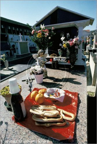 ITALY - SAN DEMETRIO CORONE (CS)
Festa dei Morti (febbraio)
durante la visita al cimitero si lascia cibo e vino sulle tombe per i morti
