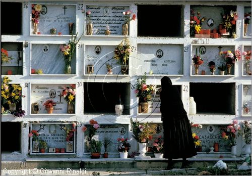 ITALY - SAN DEMETRIO CORONE (CS)
Festa dei Morti (febbraio)
durante la visita al cimitero si puliscono le tombe e si cambiano i fiori