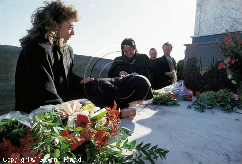 ITALY - SAN DEMETRIO CORONE (CS)
Festa dei Morti (febbraio)
lamento funebre reale di una donna sulla tomba del marito