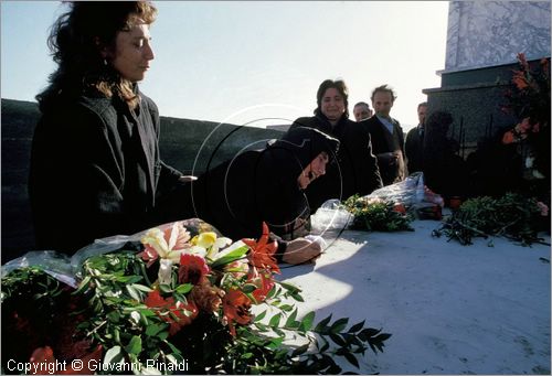 ITALY - SAN DEMETRIO CORONE (CS)
Festa dei Morti (febbraio)
lamento funebre reale di una donna sulla tomba del marito
