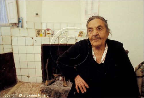 ITALY - SAN DEMETRIO CORONE (CS)
Festa dei Morti (febbraio)
una donna nella sua casa