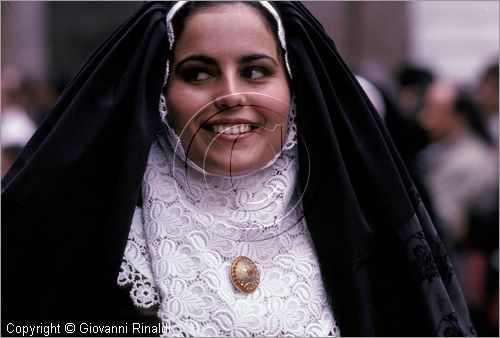 ITALY - CAGLIARI
Sagra di Sant'Efisio (1-4 maggio)
la processione porta la statua del Santo in un cocchio trainato da buoi dalla chiesa di Stampace a Cagliari fino a Nora, luogo del martirio.
corteo con vestiti tradizionali sardi