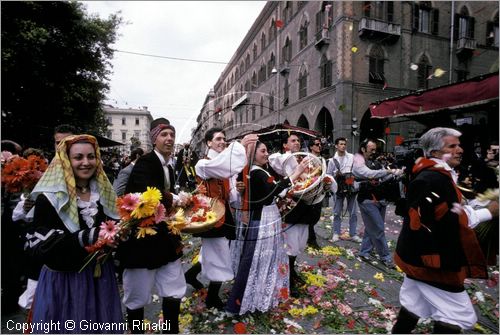 ITALY - CAGLIARI
Sagra di Sant'Efisio (1-4 maggio)
la processione porta la statua del Santo in un cocchio trainato da buoi dalla chiesa di Stampace a Cagliari fino a Nora, luogo del martirio.
corteo con vestiti tradizionali sardi