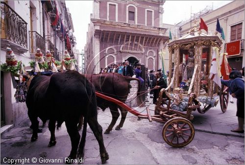 ITALY - CAGLIARI
Sagra di Sant'Efisio (1-4 maggio)
la processione porta la statua del Santo in un cocchio trainato da buoi dalla chiesa di Stampace a Cagliari fino a Nora, luogo del martirio.
inizio della processione