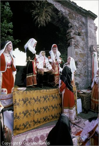 ITALY - ORISTANO
La Sartiglia (carnevale)
vestizione del "componidori"