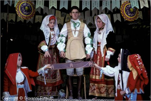 ITALY - ORISTANO
La Sartiglia (carnevale)
vestizione del "componidoreddu"