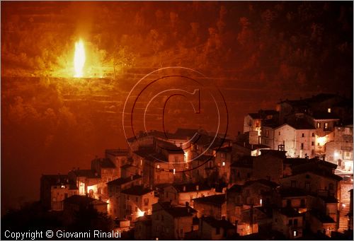 ITALY - SCANNO (AQ)  (10 novembre)
la Festa delle "Glorie di San Martino"
gli enormi fal accesi dalle varie contrade bruciano sui monti che contornano il paese