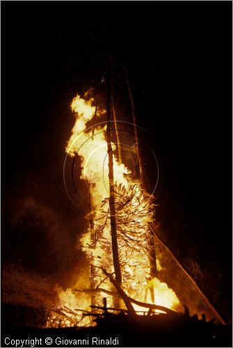 ITALY - SCANNO (AQ)  (10 novembre)
la Festa delle "Glorie di San Martino"
gli enormi falò accesi dalle varie contrade bruciano sui monti che contornano il paese