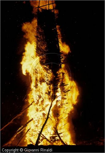 ITALY - SCANNO (AQ)  (10 novembre)
la Festa delle "Glorie di San Martino"
gli enormi fal accesi dalle varie contrade bruciano sui monti che contornano il paese