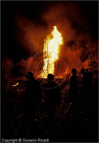 ITALY - SCANNO (AQ)  (10 novembre)
la Festa delle "Glorie di San Martino"
gli enormi fal accesi dalle varie contrade bruciano sui monti che contornano il paese
