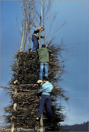 ITALY - SCANNO (AQ)  (10 novembre)
la Festa delle "Glorie di San Martino"
preparazione delle glorie che verronno bruciate la sera in enormi fal