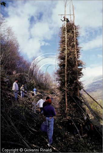 ITALY - SCANNO (AQ)  (10 novembre)
la Festa delle "Glorie di San Martino"
preparazione delle glorie che verronno bruciate la sera in enormi fal