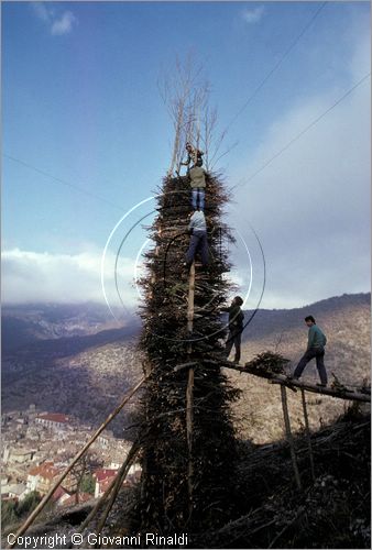 ITALY - SCANNO (AQ)  (10 novembre)
la Festa delle "Glorie di San Martino"
preparazione delle glorie che verronno bruciate la sera in enormi fal