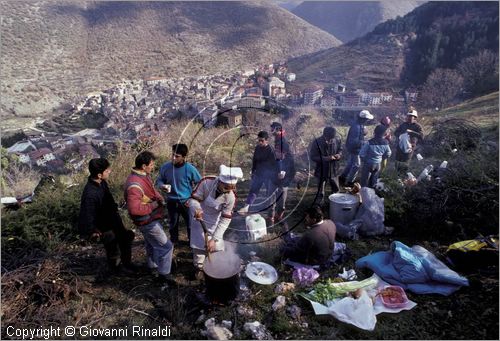 ITALY - SCANNO (AQ)  (10 novembre)
la Festa delle "Glorie di San Martino"
pausa durante la preparazione delle glorie che verronno bruciate la sera in enormi fal