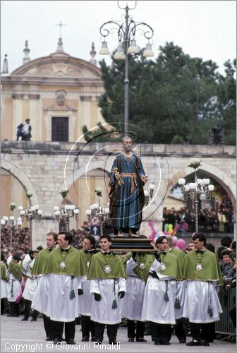 ITALY - SULMONA (AQ)
"La Madonna che scappa in piazza" (pasqua)
la statua di San Pietro arriva in piazza Garibaldi